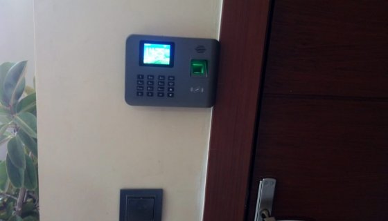 Parmak izi okuyucu kapı sistemi